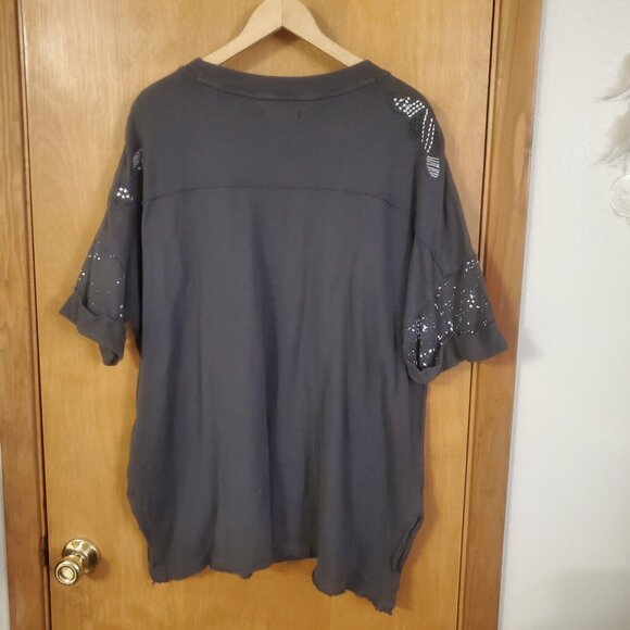 Free People Howlin Tee Womens Medium Washed Black Studded Embellished EUC - Picture 9 of 10